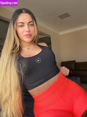 Emily Narizinho travesti quicando com o cuzinho e gozando junto。